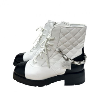 CHAUSSURES CHANEL CC LOGO PEARL ACCENTS CALFSKIN ANKLE BOOTS T.38 