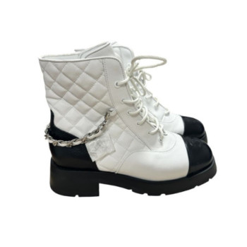 CHAUSSURES CHANEL CC LOGO PEARL ACCENTS CALFSKIN ANKLE BOOTS T.38 