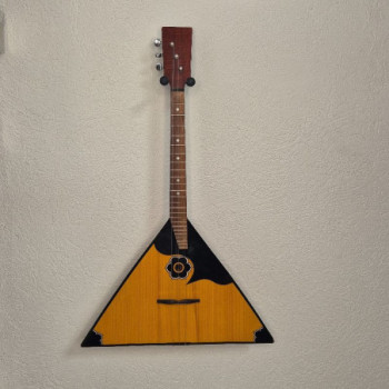 INSTRUMENT A 3 CORDES BALALAIKA EE A