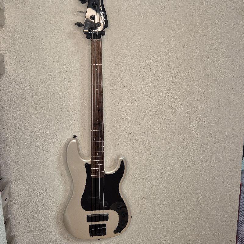 BASSE PRECISION SQUIER ACTIVE FENDER