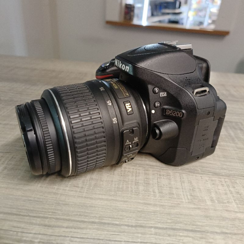 NIKON D5200 OBJECTIF 18 55 MM + CHARGEUR