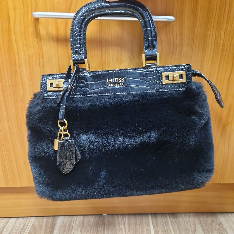 SAC GUESS FAUSSE FOURRURE NOIR