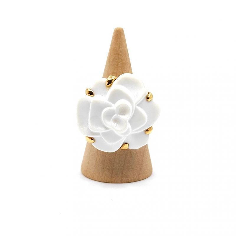 BAGUE CHANEL CAMELIA OR JAUNE 18K & AGATE BLANCHE 14.69G T. 52