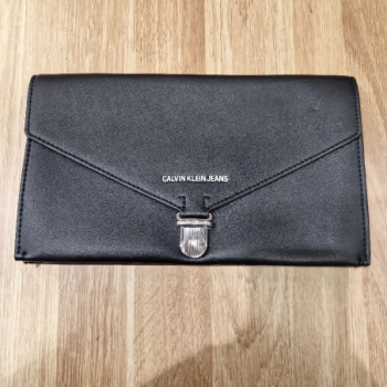 POCHETTE CALVIN KLEIN JEANS NOIR/BLEU 28CM