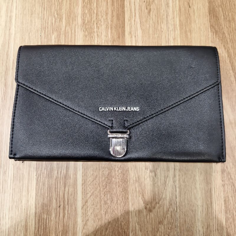 POCHETTE CALVIN KLEIN JEANS NOIR/BLEU 28CM
