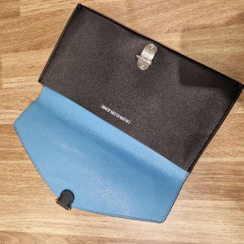 POCHETTE CALVIN KLEIN JEANS NOIR/BLEU 28CM