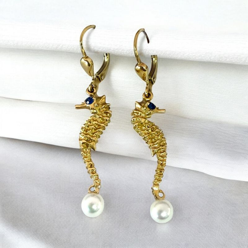 BOUCLES D OREILLES OR JAUNE 18CT 4.54GRS AVEC SAPHIRS ET PERLES C. 4CM