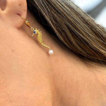 BOUCLES D OREILLES OR JAUNE 18CT 4.54GRS AVEC SAPHIRS ET PERLES C. 4CM