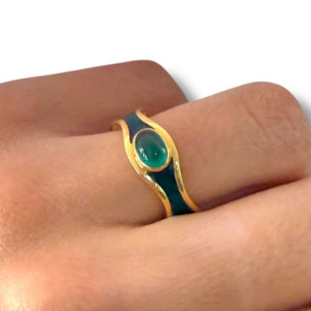 BAGUR OR JAUNE 18CT6.14GRS AVEC EMERAUDE EN CABOUCHON ET EMAIL VERT SYNTHE T.51
