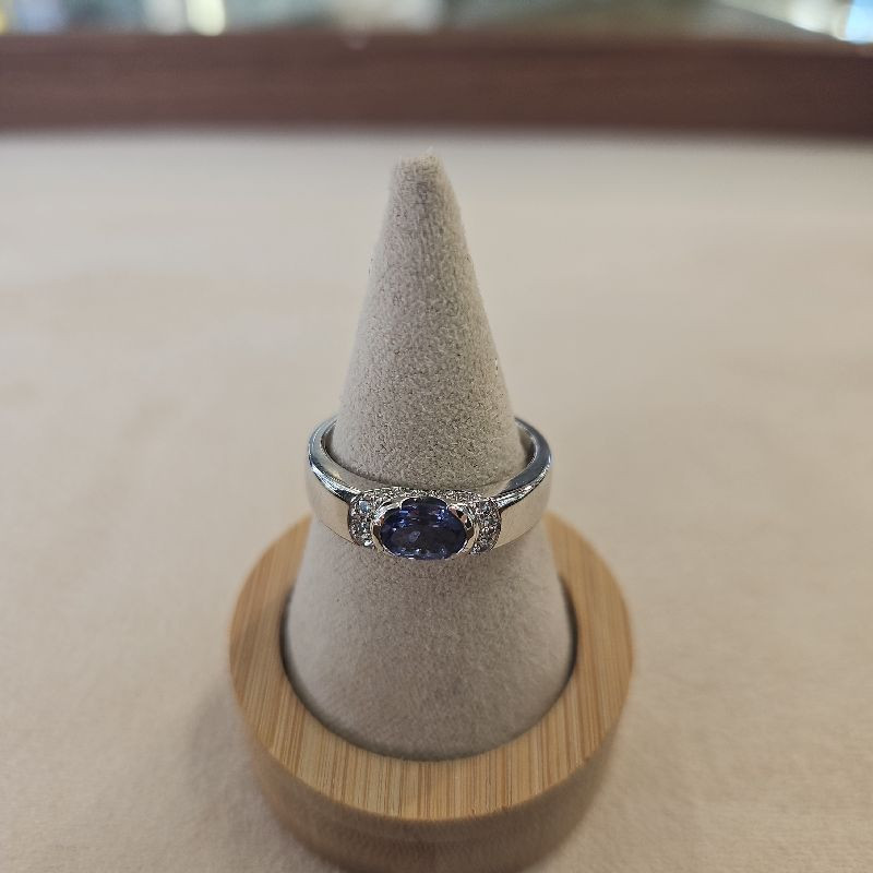 BAGUE OR BLANC 18CT 5.25GRS AVEC 1 TANZANITE OVALE 0.64 ET 16 DMTS 0.18CTS T.56 BAGUE OR BLANC 18CT 5.25GRS AVEC 1 TANZANITE OVALE 0.64 ET 16 DMTS 0.18CTS T.56