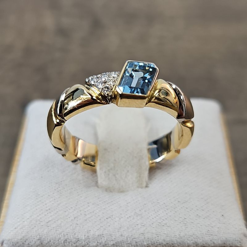 BAGUE OR JAUNE ET BLANC 18CT 8.70GRS AVEC AIGUE MARINE 0.56CT ET DMTS 0.063CTS T.56 BAGUE OR JAUNE ET BLANC 18CT 8.70GRS AVEC AIGUE MARINE 0.56CT ET DMTS 0.063CTS T.56
