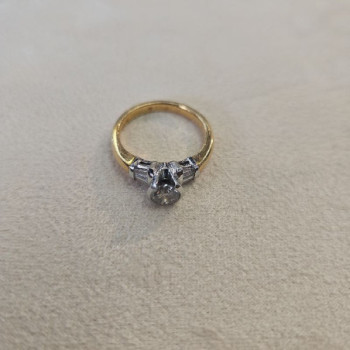 BAGUE OR JAUNE ET BLANC 18CT 8.70GRS AVEC AIGUE MARINE 0.56CT ET DMTS 0.063CTS T.56