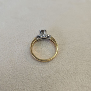 BAGUE OR JAUNE ET BLANC 18CT 8.70GRS AVEC AIGUE MARINE 0.56CT ET DMTS 0.063CTS T.56