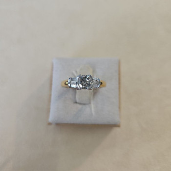 BAGUE OR JAUNE ET BLANC 18CT 8.70GRS AVEC AIGUE MARINE 0.56CT ET DMTS 0.063CTS T.56