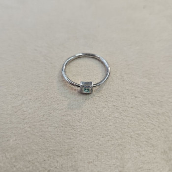 BAGUE OR BLANC 18CT 2.50GRS AVEC 1 EMERAUDE TAILLE PRINCESS ET DMTS 0.05CTS T.53