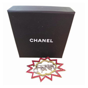 BROCHE CHANEL LOGO STRASS EN METAL ARGENTÉ