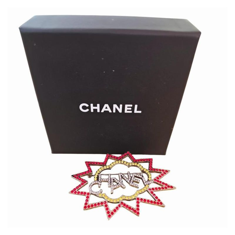 BROCHE CHANEL LOGO STRASS EN METAL ARGENTÉ BROCHE CHANEL LOGO STRASS EN METAL ARGENTÉ