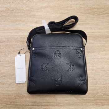 UMHANGETASCHE CALVIN KLEIN AOP REPORTER K50K512564 SCHWARZ