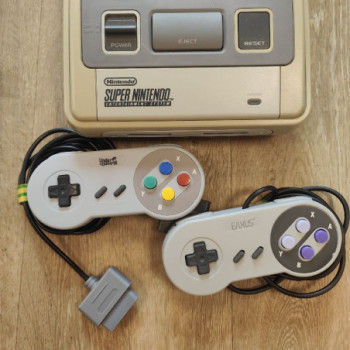 CONSOLE SNES + 2 MANETTE COMPATIBLE