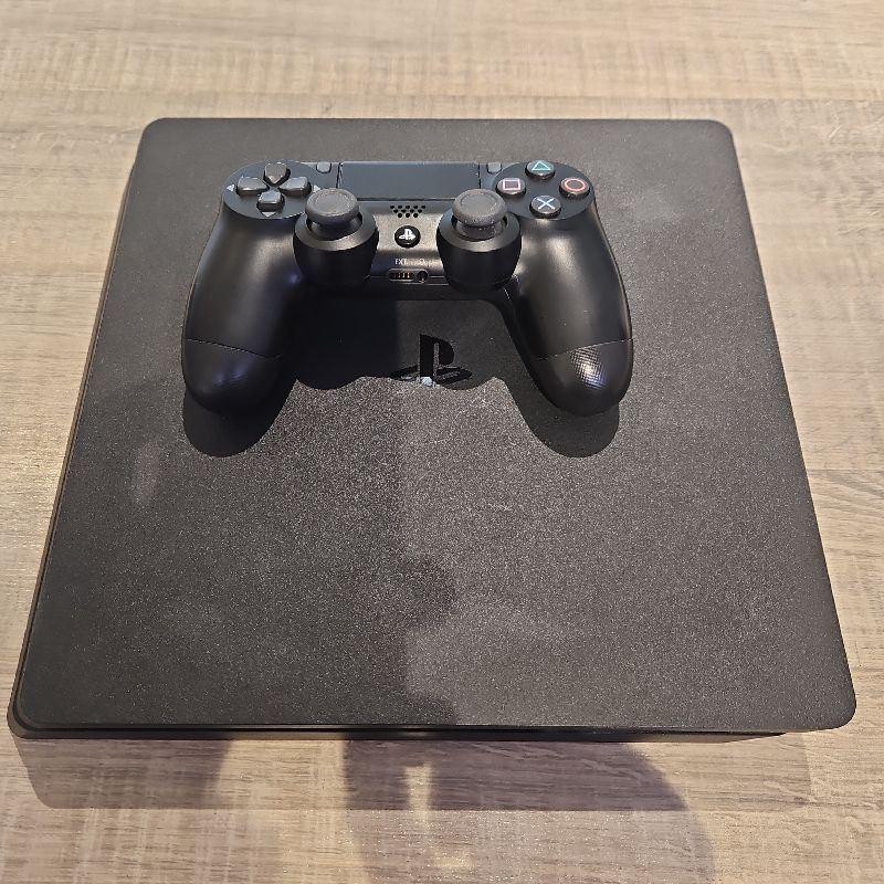 CONSOLE PS4 SLIM NOIR 1TB + MANETTE CONSOLE PS4 SLIM NOIR 1TB + MANETTE