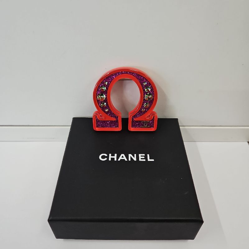 BROCHE CHANEL OMEGA EN RESINE BROCHE CHANEL OMEGA EN RESINE