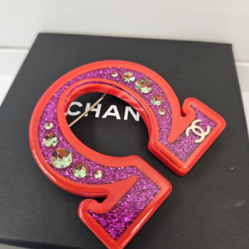 BROCHE CHANEL OMEGA EN RESINE 