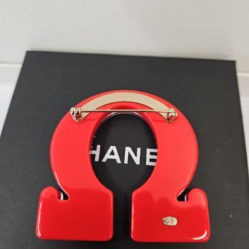 BROCHE CHANEL OMEGA EN RESINE 