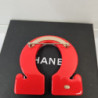 BROCHE CHANEL OMEGA EN RESINE 