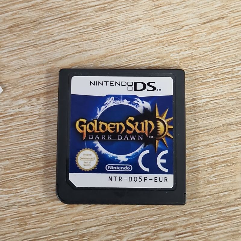 JEU GOLDEN SUN: DARK DAWN - DS (JEU SEUL) JEU GOLDEN SUN: DARK DAWN - DS (JEU SEUL)