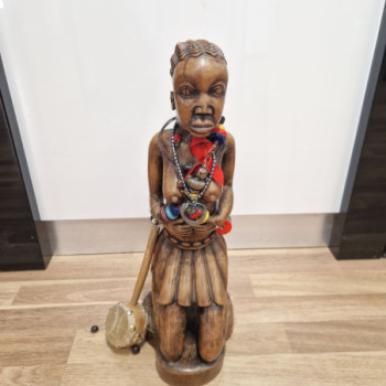 STATUE AFRICAINE MUSICIENNE COLLIER 46CM