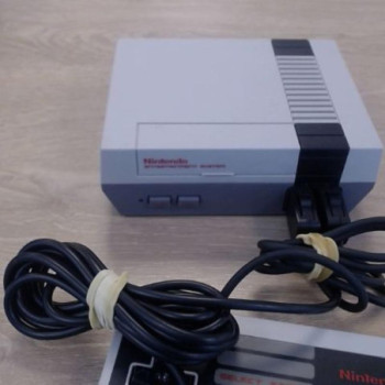 CONSOLE MINI NES + 2 MANETTES