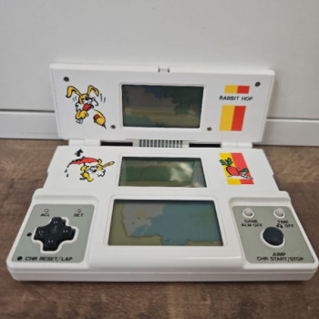 V-TECH RABBIT HOP TIME & FUN TRI SCREEN GAME MONTRE HONG KONG 1982