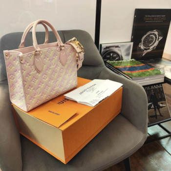 SAC A MAIN LOUIS VUITTON ON THEGO PM LIGHT PINK MONOGRAM