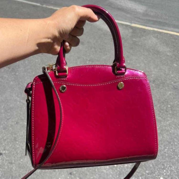SAC LOUIS VUITTON BREA PM EN CUIR VERNIS
