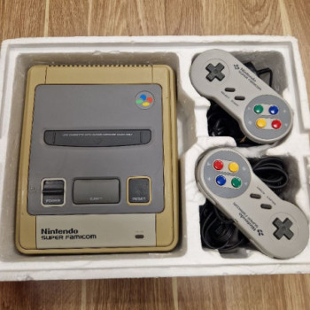 CONSOLE SUPER FAMICOM BOITE + 2 MANETTE JAP