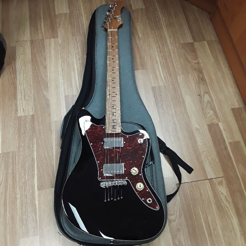 GUITARE ELECTRIQUE JET GUITARS JJ-350 OFFSET ROASTED MAPLE BLACK + HOUSSE