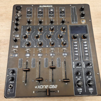 TABLE DE MIXAGE ALLEN HEATH XONE DB2 UK + 2 XLR