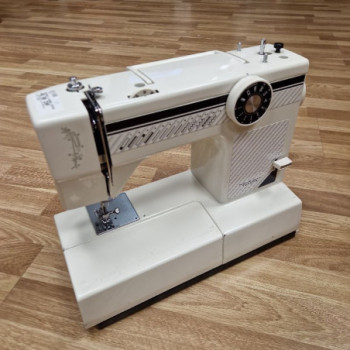 MACHINE A COUDRE TOYOTA 2440 G