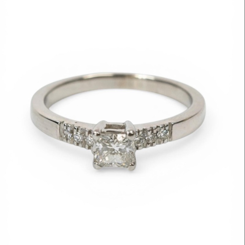 BAGUE EN OR 18CTS 3.34GRS AVEC DIAMANTS