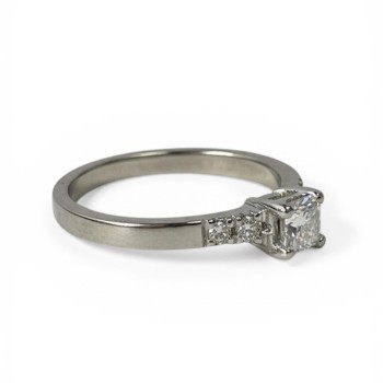 BAGUE EN OR 18CTS 3.34GRS AVEC DIAMANTS