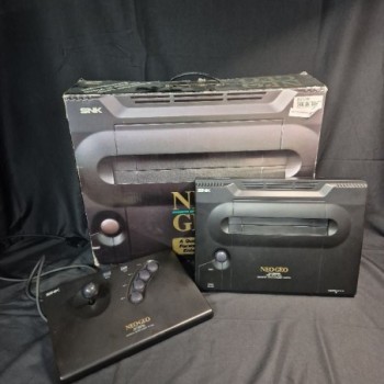 CONSOLE NEO GEO  EN BOITE 1 MANETTE JAP MOD NEO-0