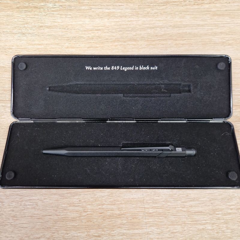 STYLO BILLE CARAN D ACHE 849 BLACK CODE