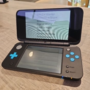 CONSOLE NEW NINTENDO 2DS XL NOIRE ET BLEUE (manque stylet)
