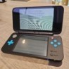 CONSOLE NEW NINTENDO 2DS XL NOIRE ET BLEUE (manque stylet)