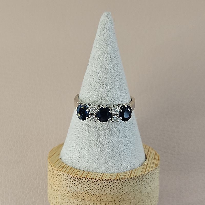 BAGUE OR BLANC DIAMANTS ET SAPHIRS 3.69GRS