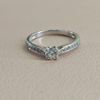 BAGUE EN OR BLANC 18CTS AVEC 1 DIAMANTS NATUREL  0.30F VS1 + CETIFICAT GIA 