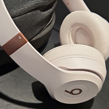 BEATS SOLO 4 ON-EAR WIRELESS HEADPHONES - CLOUD PINK