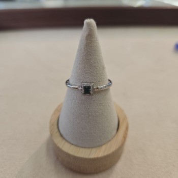 BAGUE OR BLANC 18CT 2.50GRS AVEC 1 EMERAUDE TAILLE PRINCESS ET DMTS 0.05CTS T.53