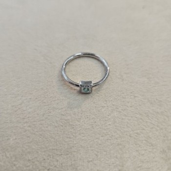 BAGUE OR BLANC 18CT 2.50GRS AVEC 1 EMERAUDE TAILLE PRINCESS ET DMTS 0.05CTS T.53