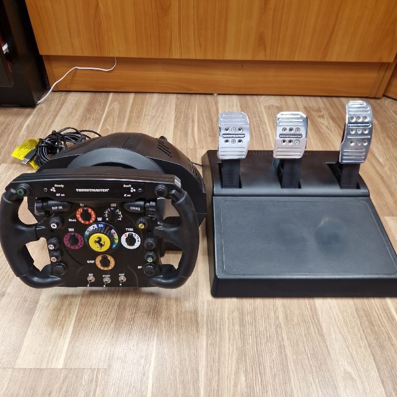 ENSEMBLE VOLANT THRUSTMASTER T300 +  FERRARI F1 WHEEL + PEDALE T3PA